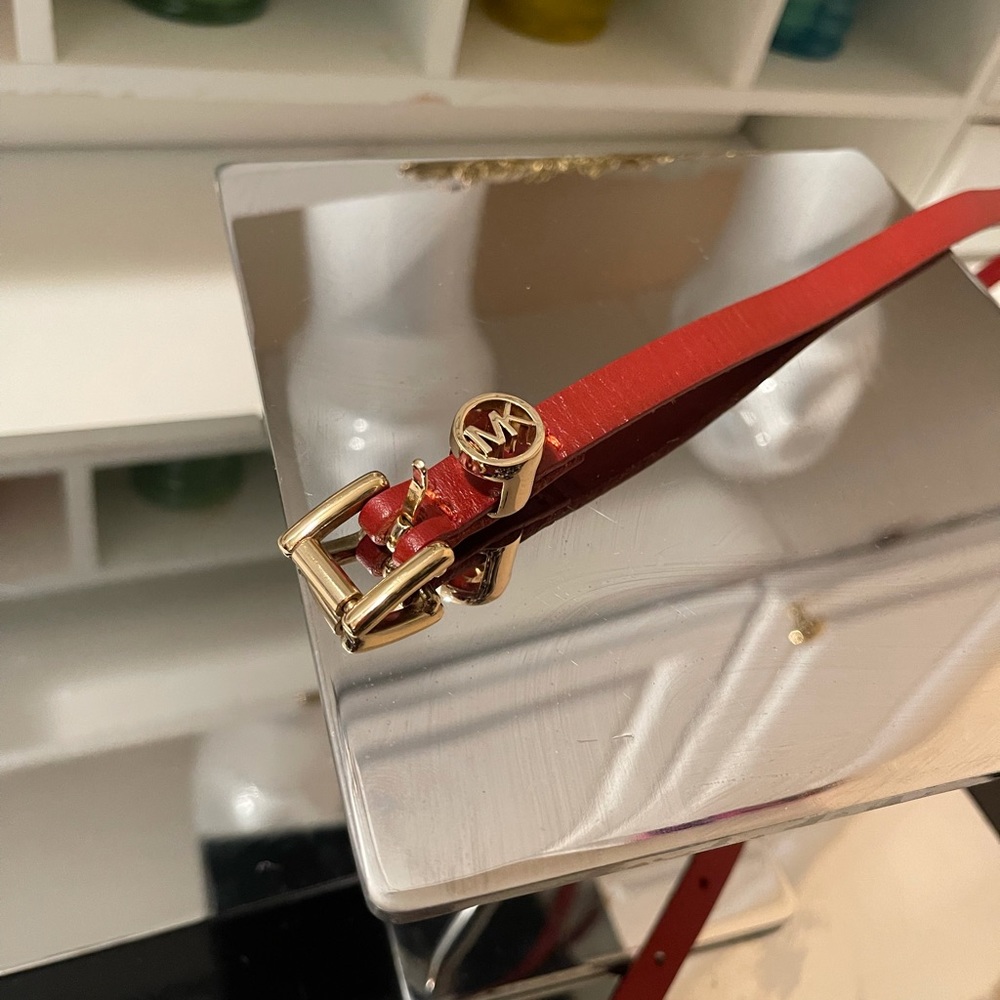 Michael kors adorable gold buckle red blet